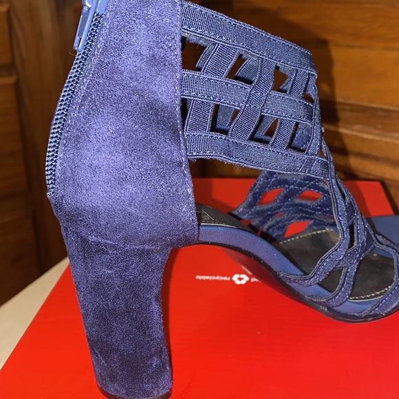 TANY  navy blocked heels size 7m NWT - Picture 4 of 10
